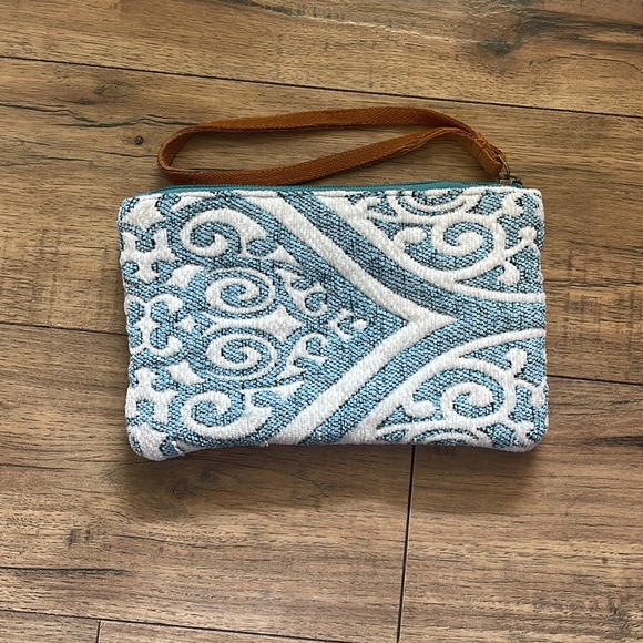 Chloe & Lex Scroll Wristlet - Picture 5 of 8
